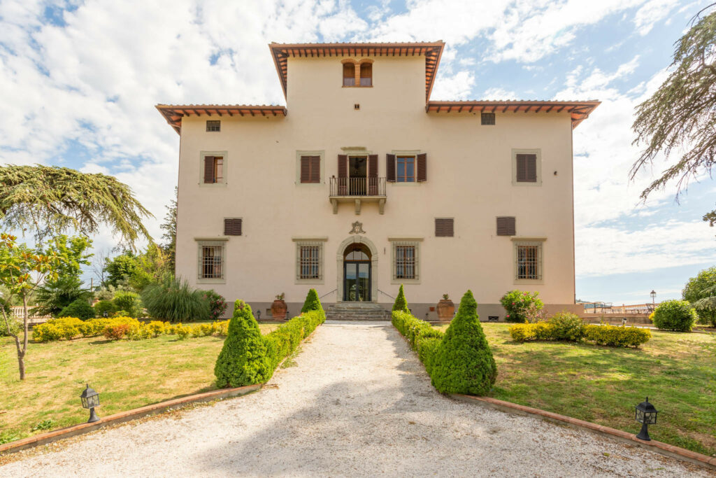 Впечатляющая историческая вилла с жильем над Флоренцией