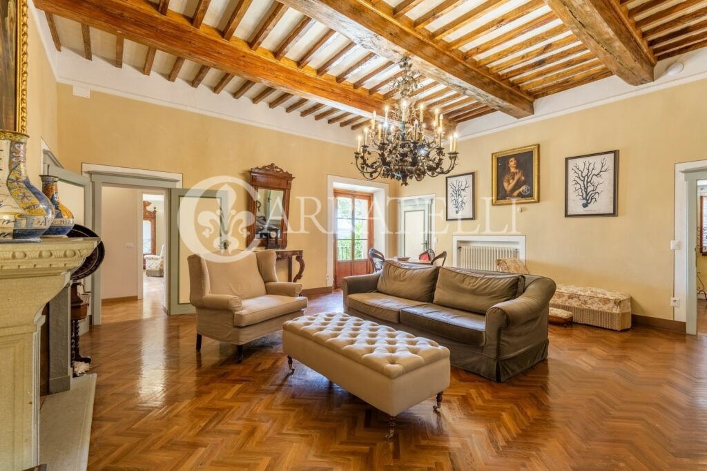 Prestigiosa villa storica con piscina e terreno nel Chianti
