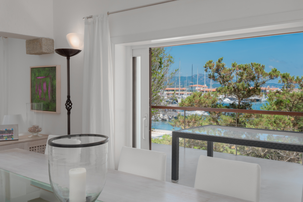 Meraviglioso appartamento con giardino e terrazza fronte mare a Porto Rotondo