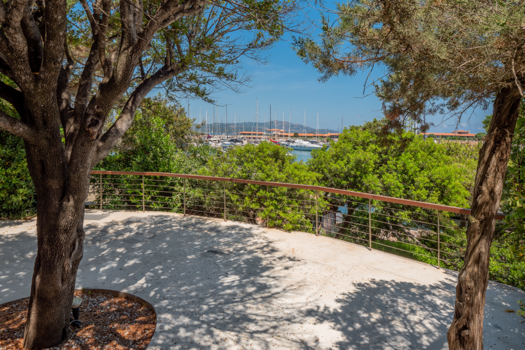 Замечательная квартира с садом и террасой на берегу моря в Порто Ротондо