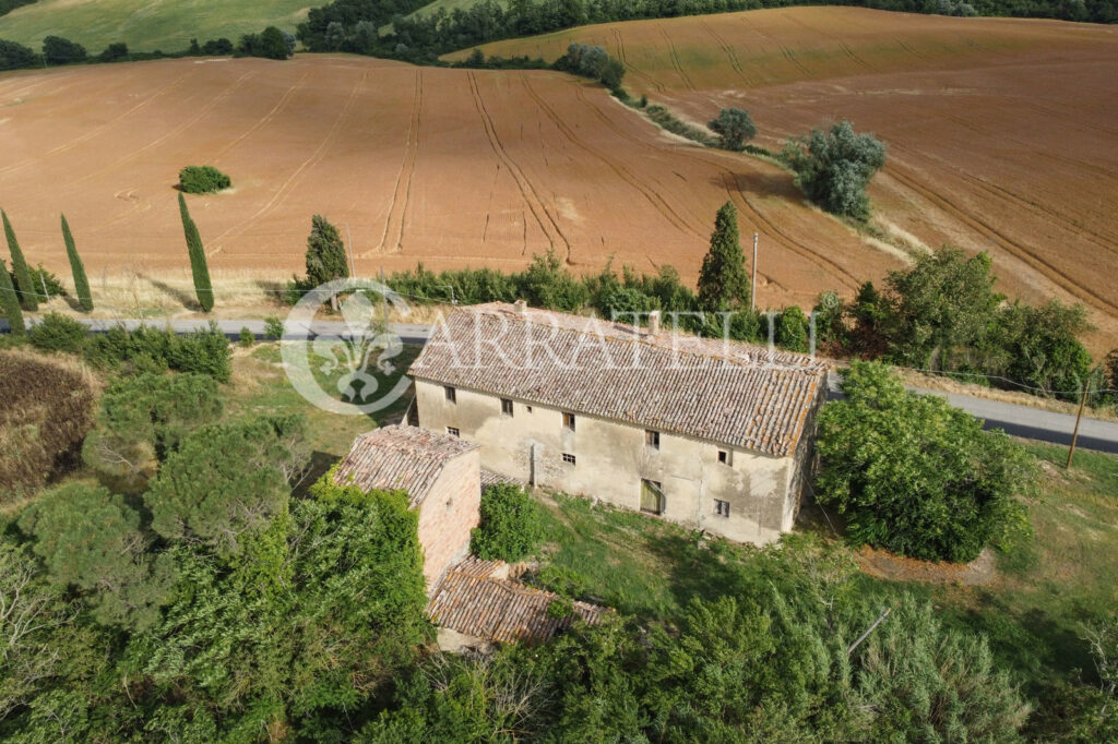 Castle and land of 290 hectares with building complex