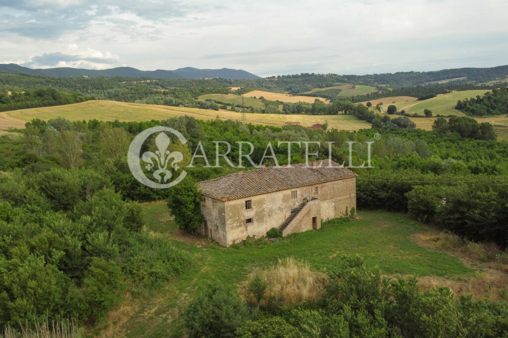 Castle and land of 290 hectares with building complex