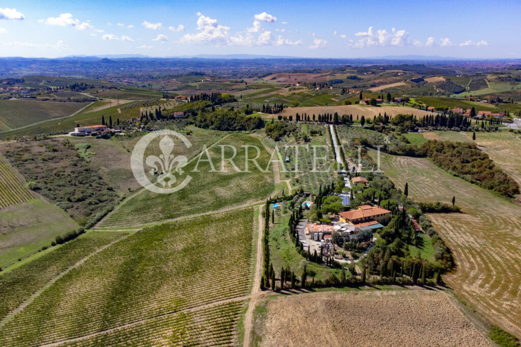 Вилла с агротуризмом и фермой недалеко от Флоренции