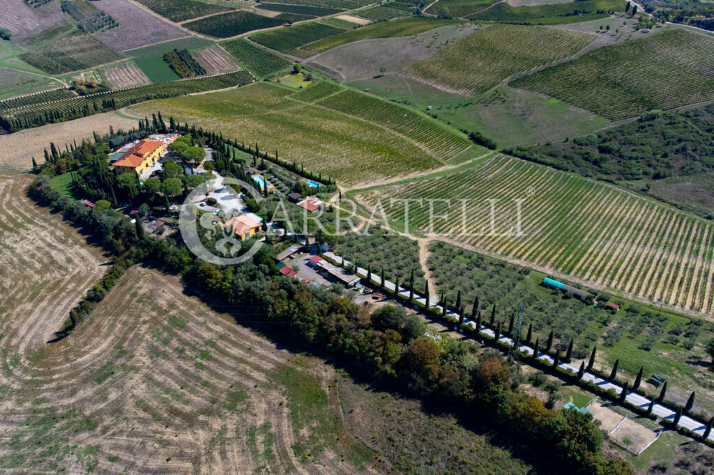 Вилла с агротуризмом и фермой недалеко от Флоренции