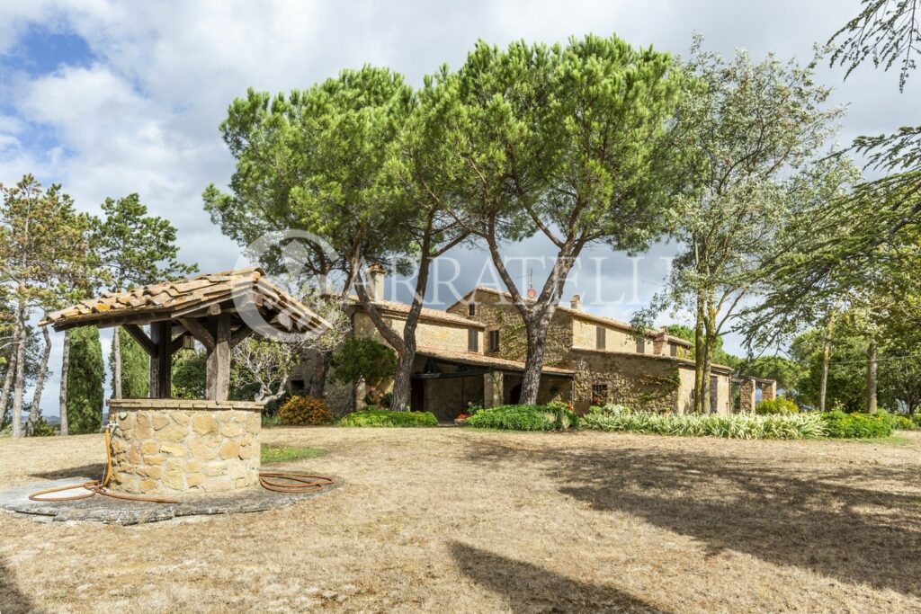Panoramic and exclusive farmhouse with land in Pienza
