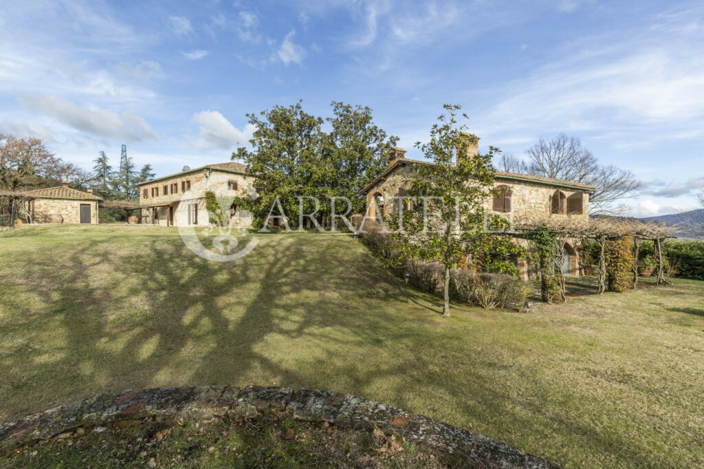 Farm with hunting reserve in Siena