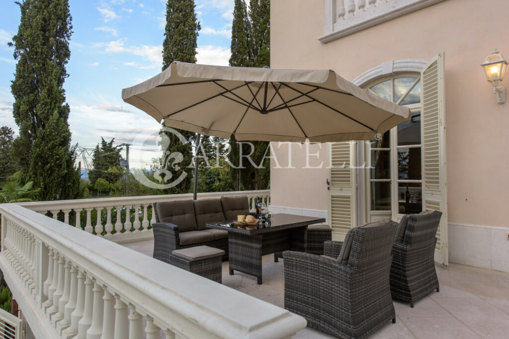 Exclusive panoramic villa with pool in Chianti