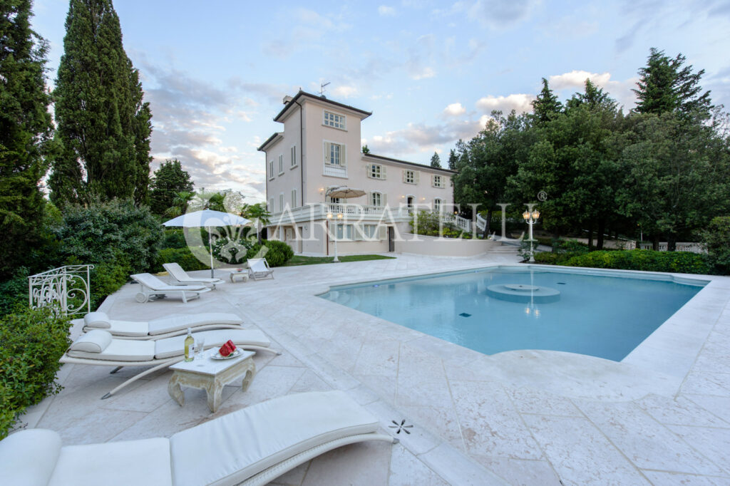 Esclusiva villa panoramica con piscina nel Chianti