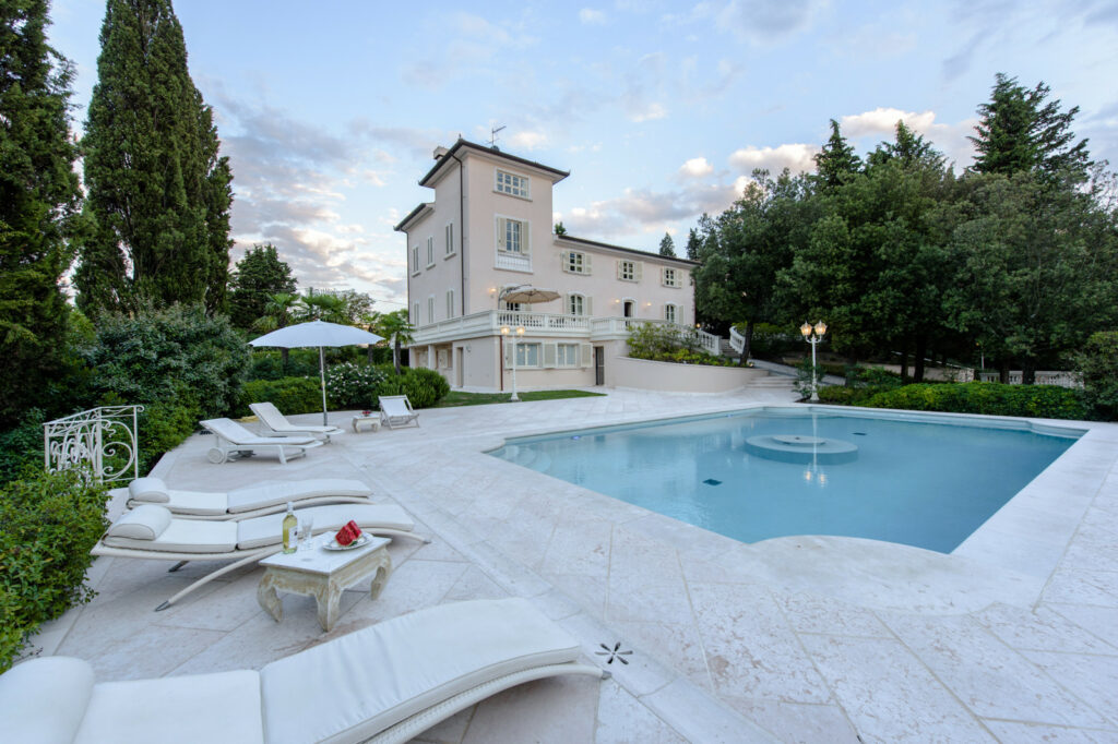 Esclusiva villa panoramica con piscina nel Chianti