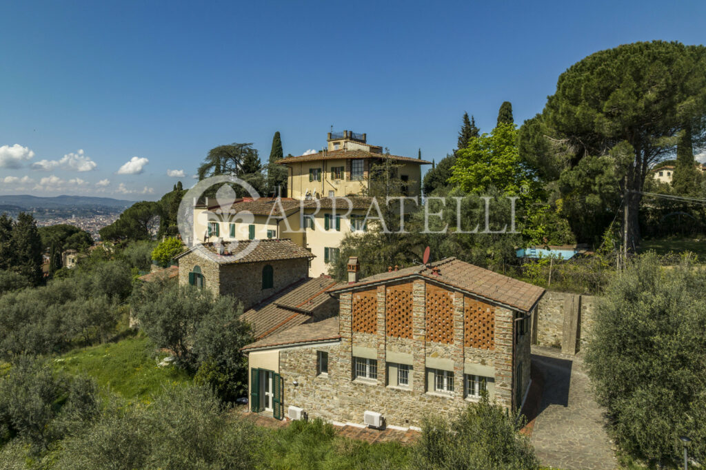 Историческая вилла с фермами и бассейном во Флоренции