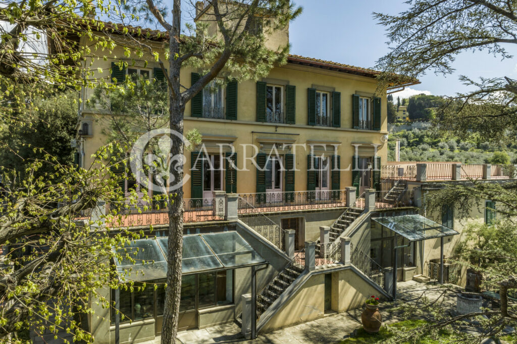 Villa storica con coloniche e piscina a Firenze