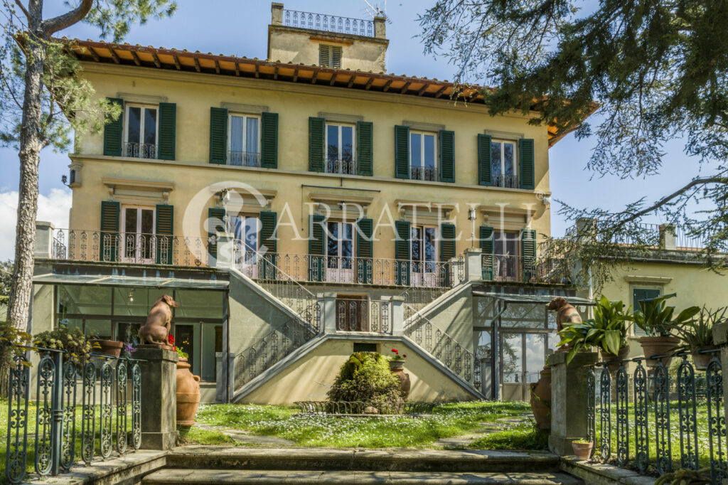 Villa storica con coloniche e piscina a Firenze