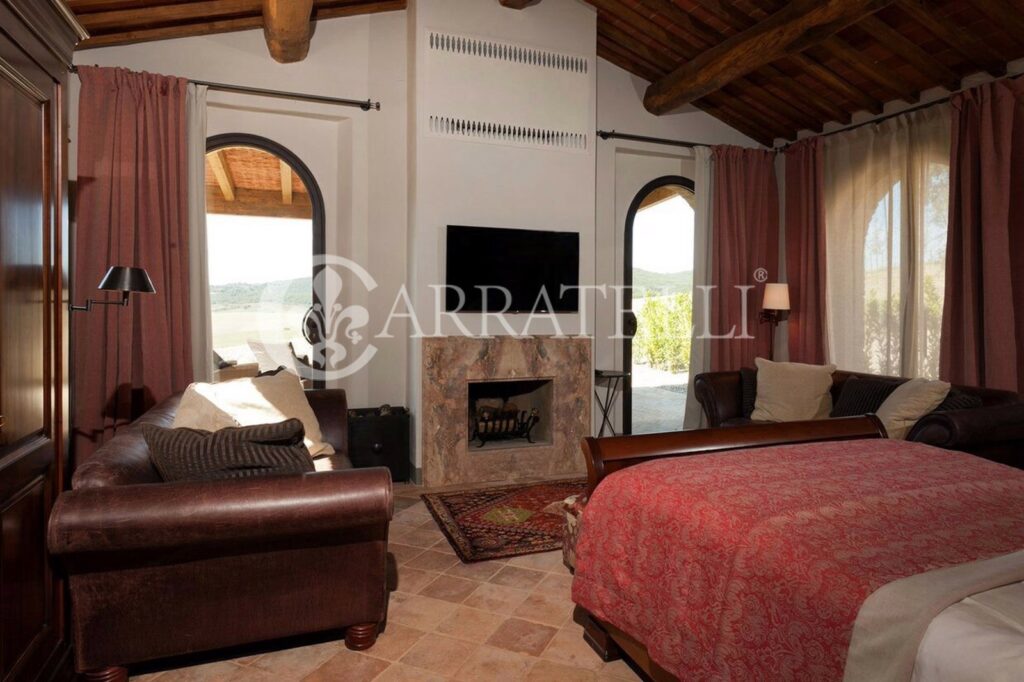 Villa with land and pool in Buonconvento, Siena