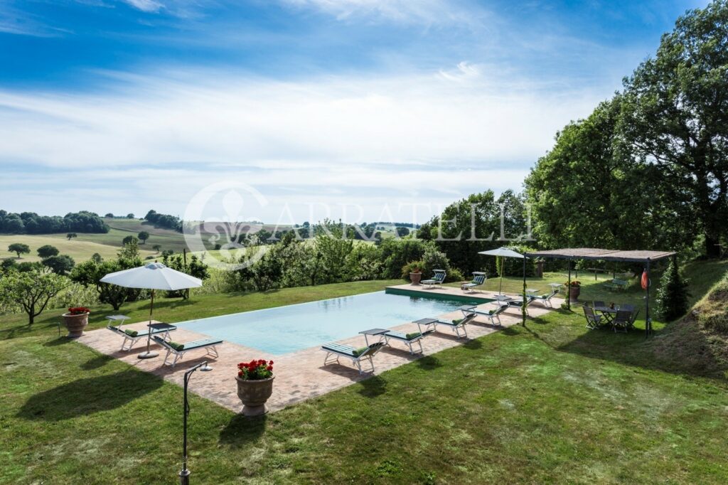 Wonderful farmhouse with pool and land in Orvieto