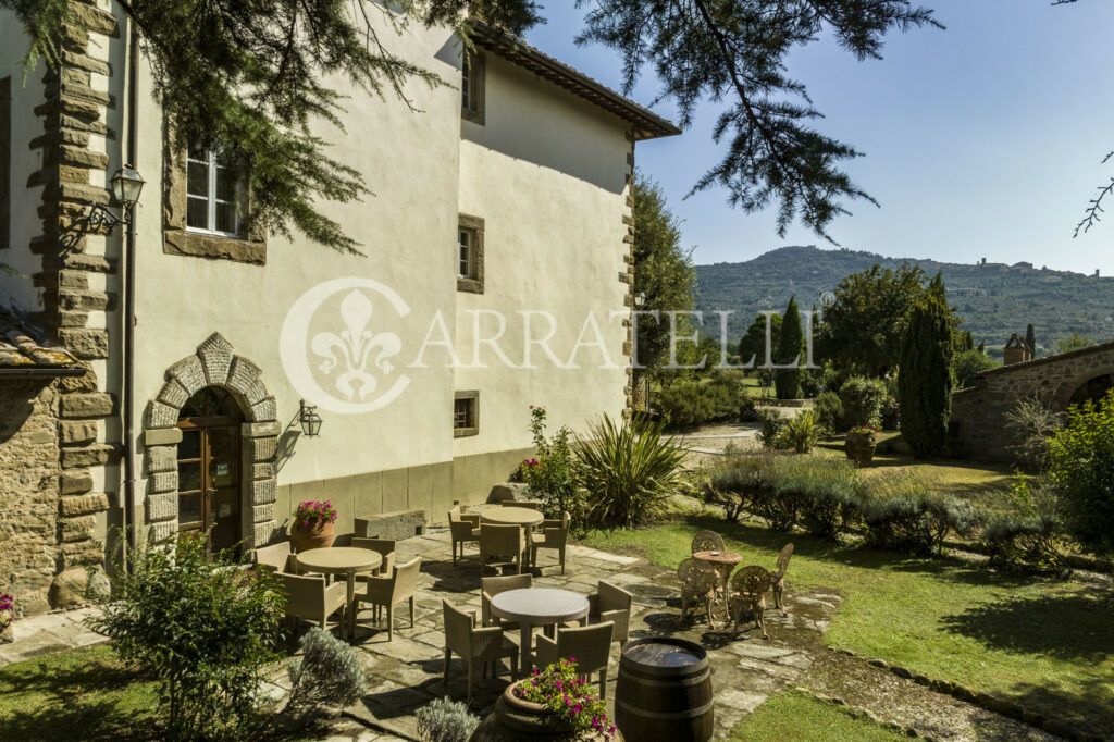 Noble villa with pool and annexe in Cortona