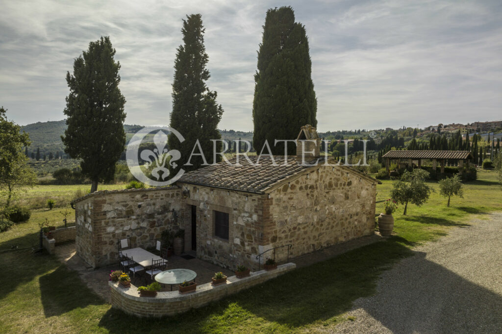 Panoramic stone farmhouse in San Quirico d’Orcia.