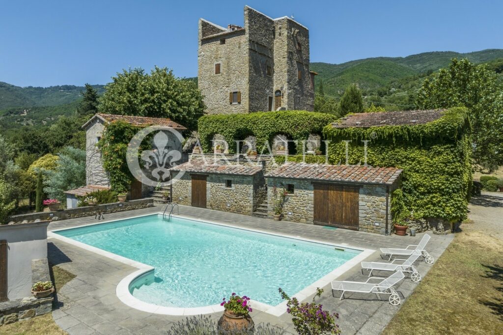Casale con torre e piscina a Cortona
