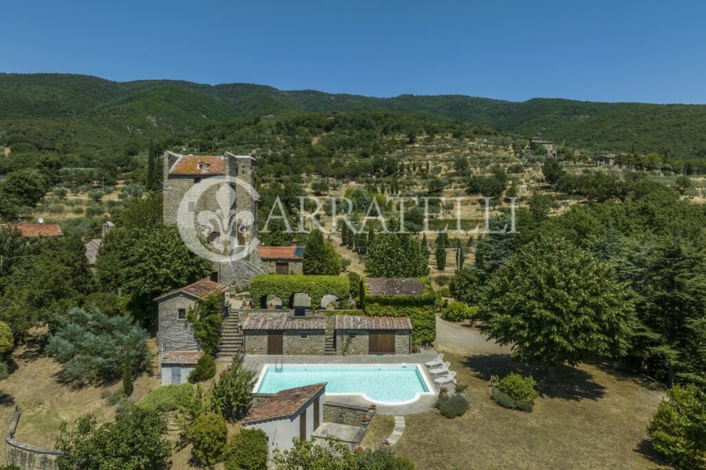 Farmhouse with tower and pool in Cortona