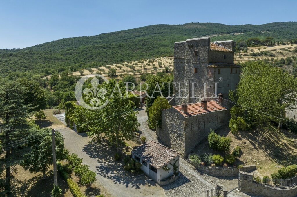 Farmhouse with tower and pool in Cortona