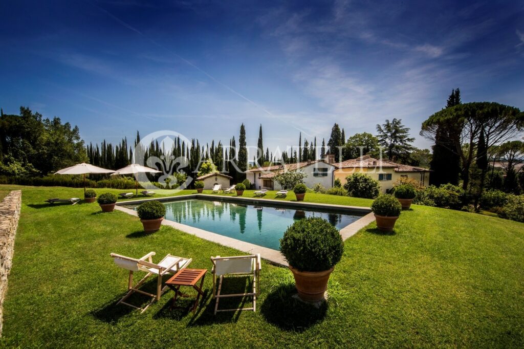 Prestigious historic villa with swimming pool in Florence