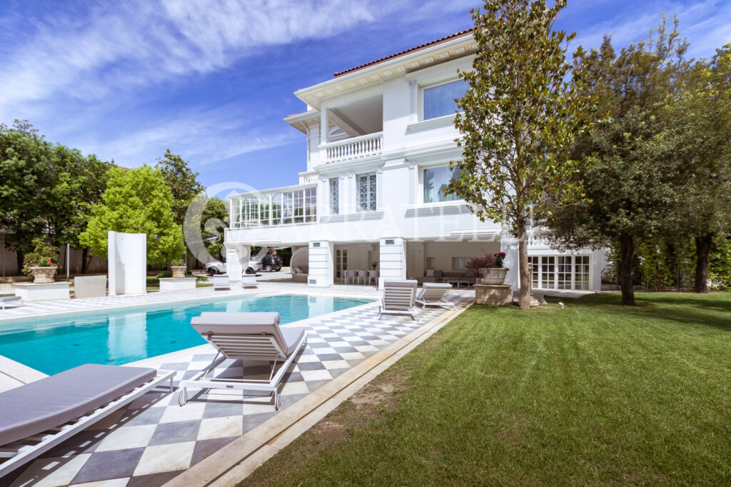 Luxury villa with park and pool in Empoli