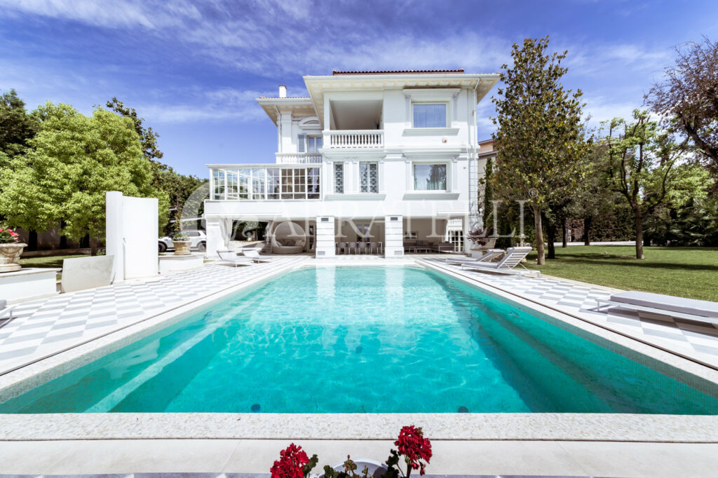 Luxury villa with park and pool in Empoli